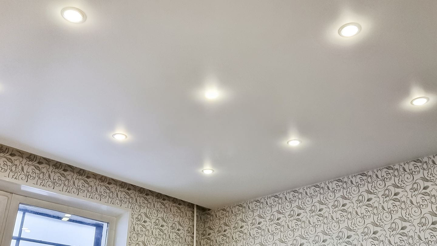 Натяжной потолок в зале 18 м2​