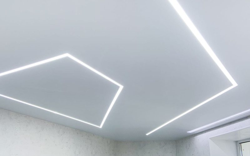 Натяжной потолок в зале 21 м2