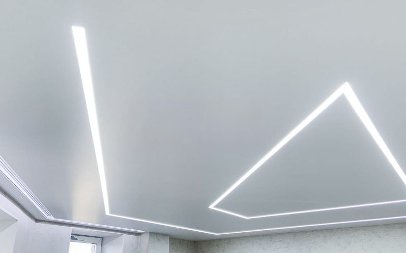 Натяжной потолок в зале 21 м2