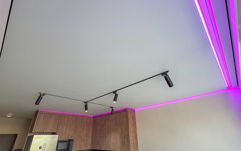 Натяжной потолок на кухне 20 м2