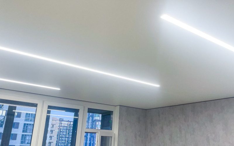 Натяжной потолок на кухне 17 м2