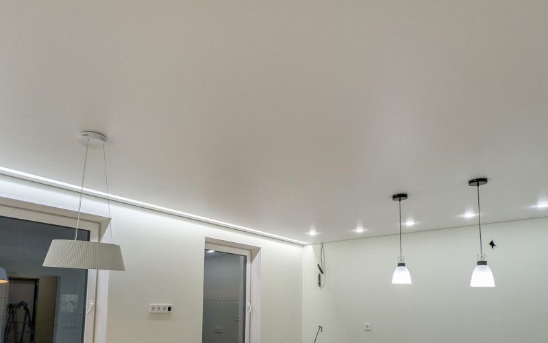 Натяжной потолок на кухне 20 м2