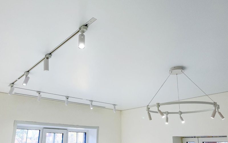 Натяжной потолок на кухне 20 м2