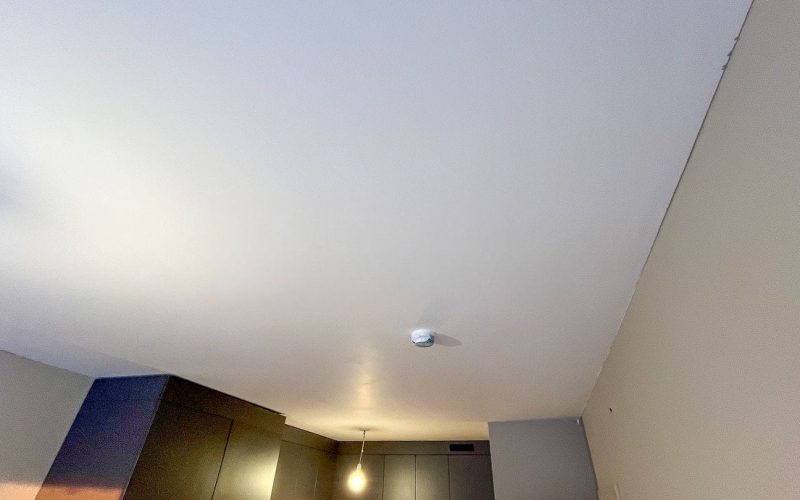 Натяжной потолок на кухне 14 м2