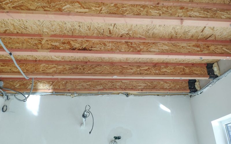 Натяжной потолок в гостиной 10 м2