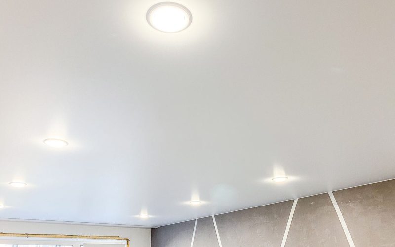 Натяжной потолок в гостиной 17 м2