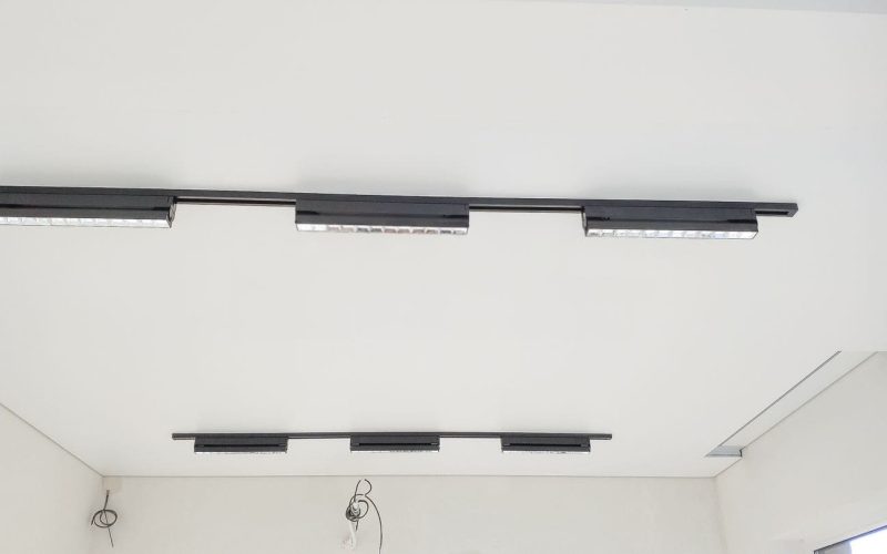 Натяжной потолок в гостиной 10 м2