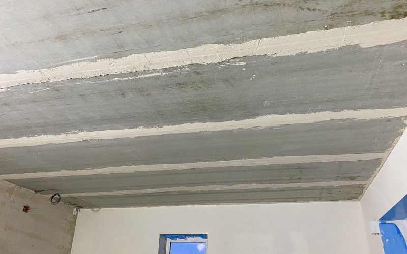 Натяжной потолок в гостиной 48 м2