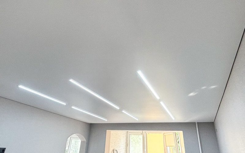 Натяжной потолок в гостиной 19 м2