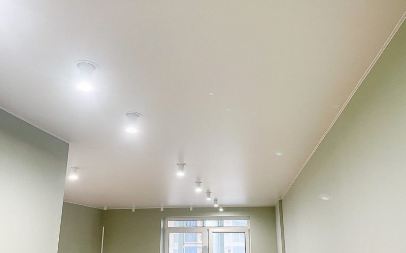 Натяжной потолок в квартире 24 м2