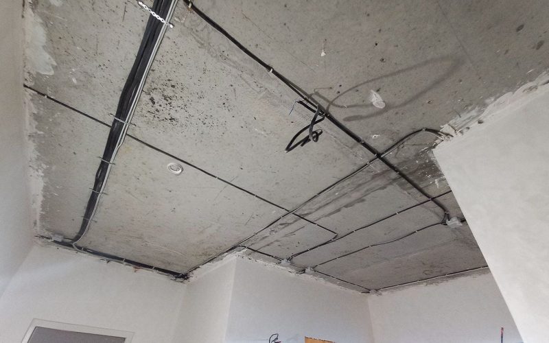 Натяжной потолок в прихожей 18 м2