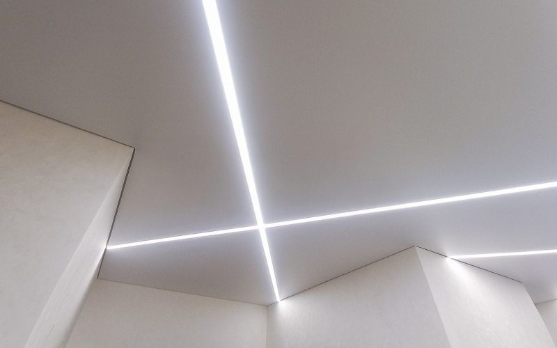 Натяжной потолок в прихожей 18 м2