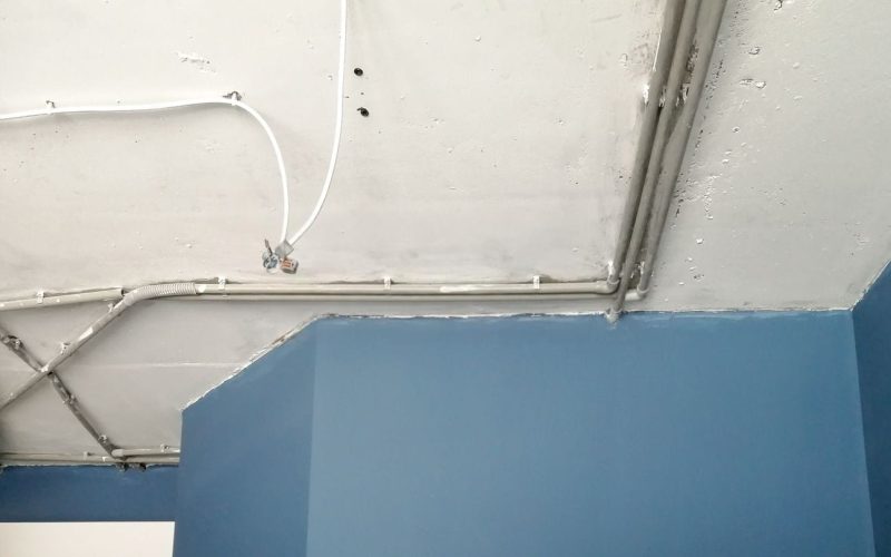 Натяжной потолок в спальне 12 м2​