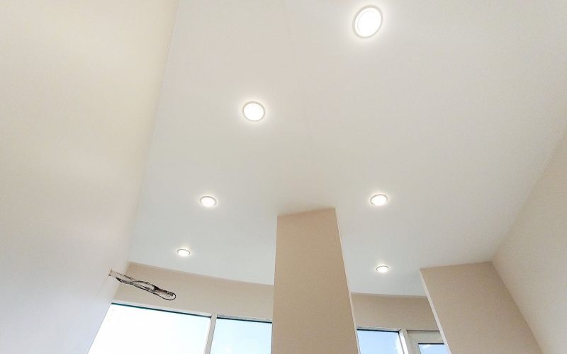 Натяжной потолок в спальне 27 м2