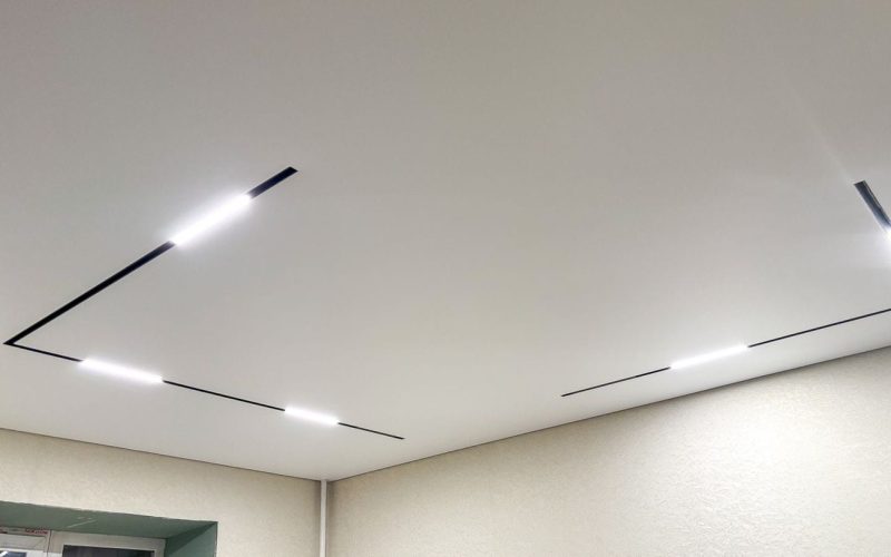 Натяжной потолок в спальне 14 м2