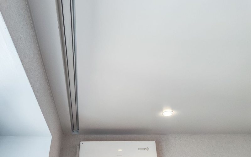 Натяжной потолок в спальне 13 м2