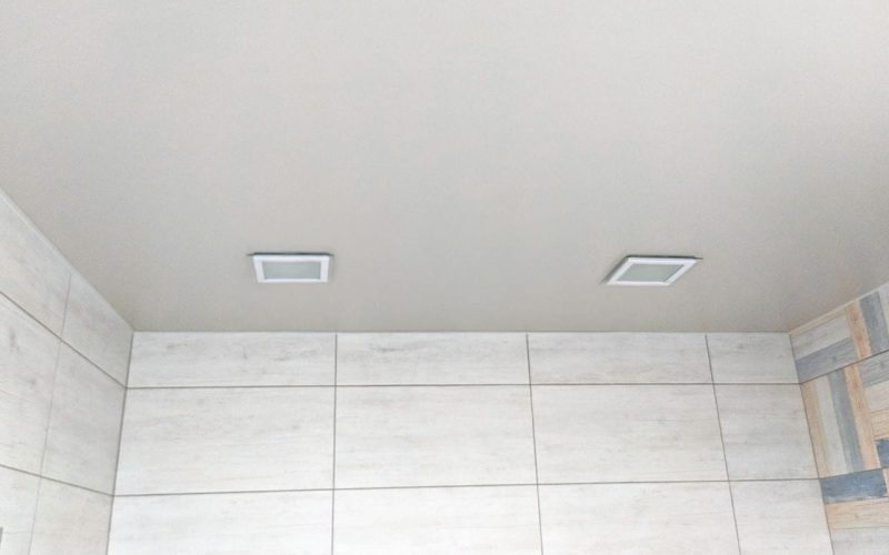 Натяжной потолок в ванной 6 м2​