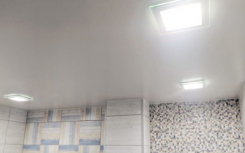 Натяжной потолок в ванной 6 м2​