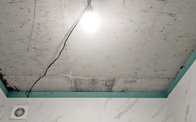 Натяжной потолок в ванной 4 м2​