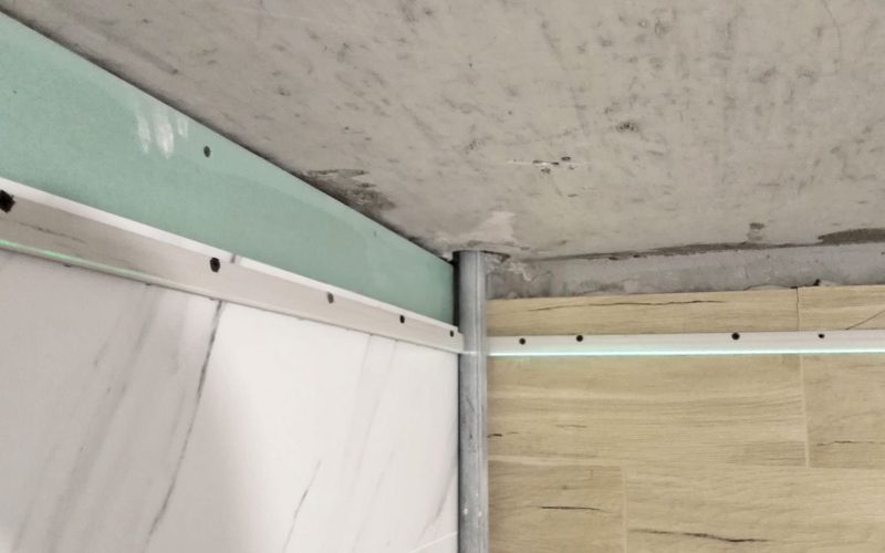 Натяжной потолок в ванной 4 м2​