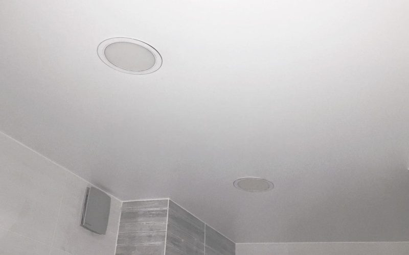 Натяжной потолок в ванной 5 м2​