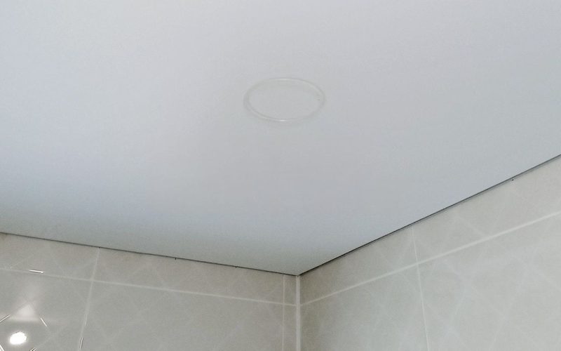 Натяжной потолок в ванной 5 м2​