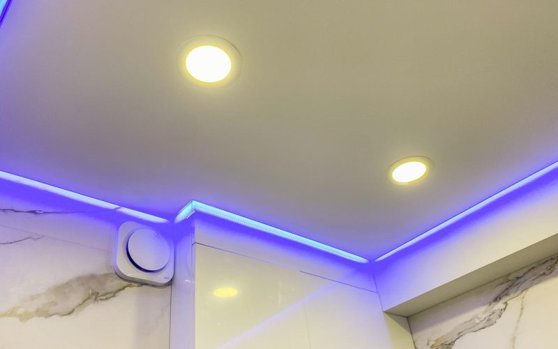 Натяжной потолок в ванной 11 м2​