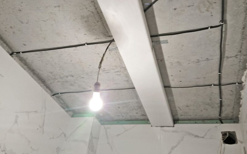 Натяжной потолок в ванной 4 м2​