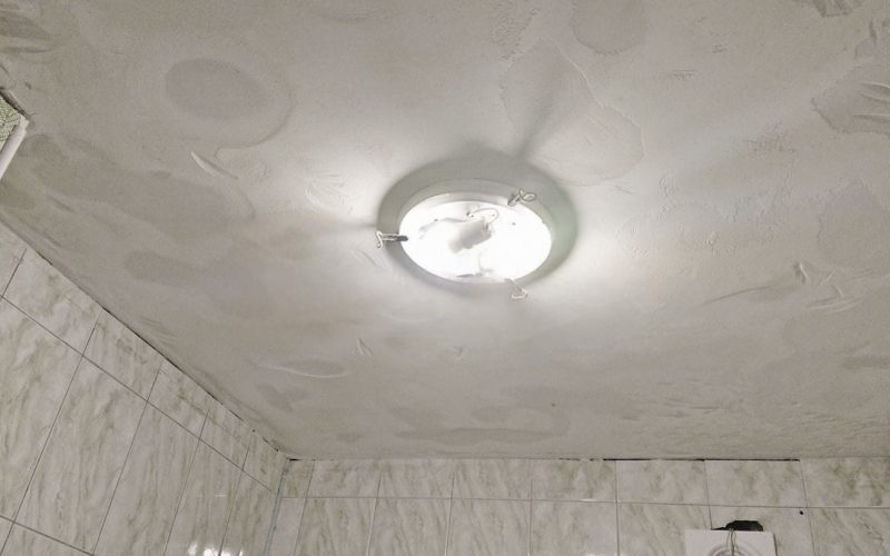 Натяжной потолок в ванной 3 м2​