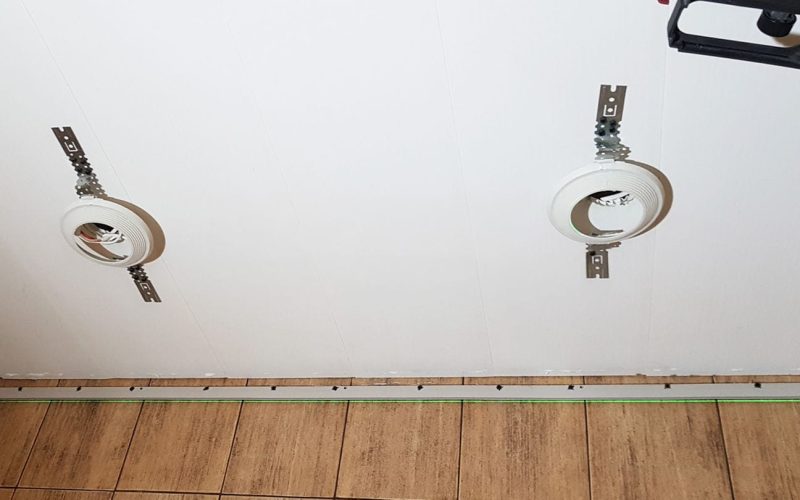 Натяжной потолок в ванной 5 м2​