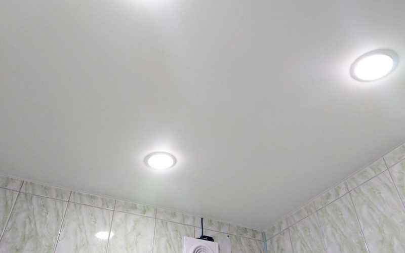 Натяжной потолок в ванной 3 м2​