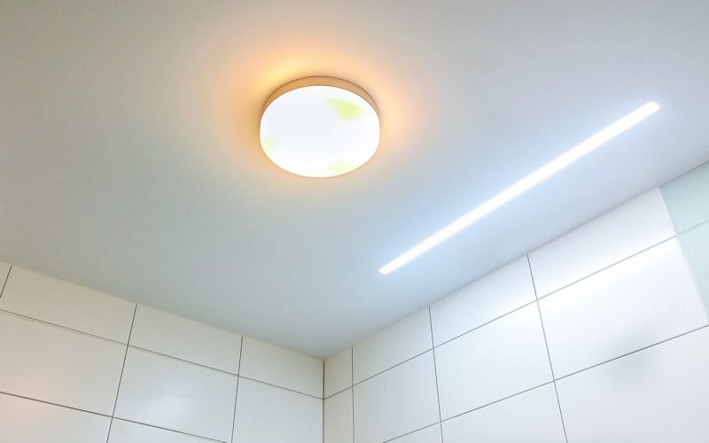 Натяжной потолок в ванной 4 м2​