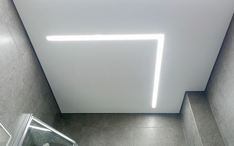 Натяжной потолок в ванной 4 м2​